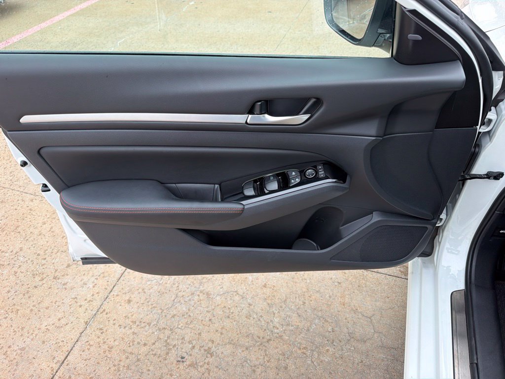 Used 2025 Nissan Altima 2.5 SR AWD/4WD image 14