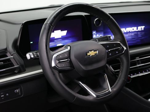 Used 2025 Chevrolet Traverse LT w/ Driver Confidence Package FWD image 12