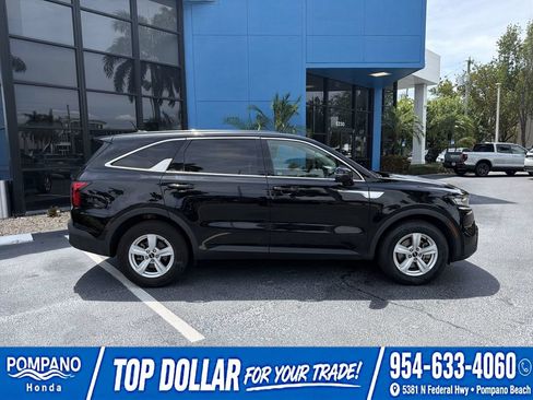 Used 2023 Kia Sorento LX FWD image 10