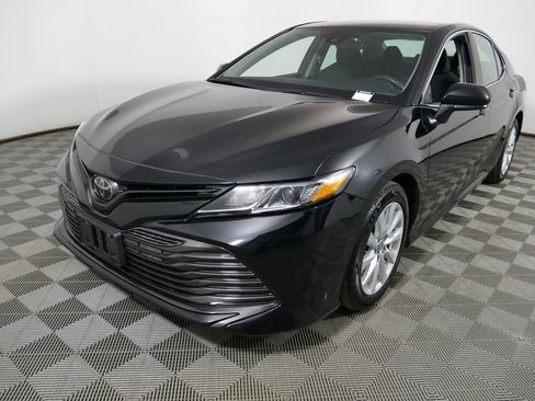 Used 2019 Toyota Camry LE image 20
