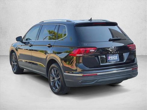 Used 2022 Volkswagen Tiguan SE w/ Panoramic Sunroof Package FWD image 8