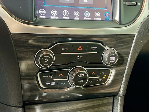 Used 2019 Chrysler 300 Touring L w/ Quick Order Package 22F image 27