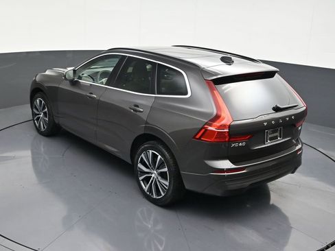 Certified 2022 Volvo XC60 B5 Momentum image 18