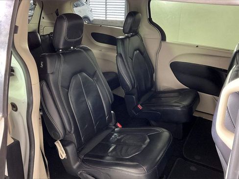 Used 2022 Chrysler Pacifica Touring-L image 26