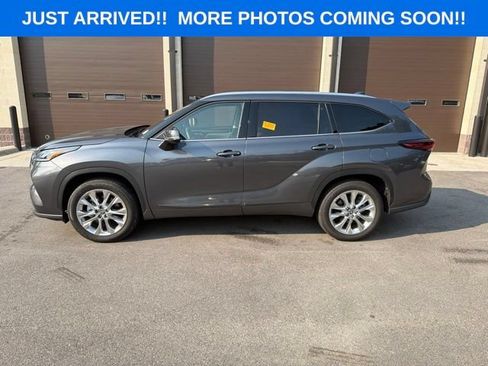 Used 2025 Toyota Highlander Limited FWD image 3