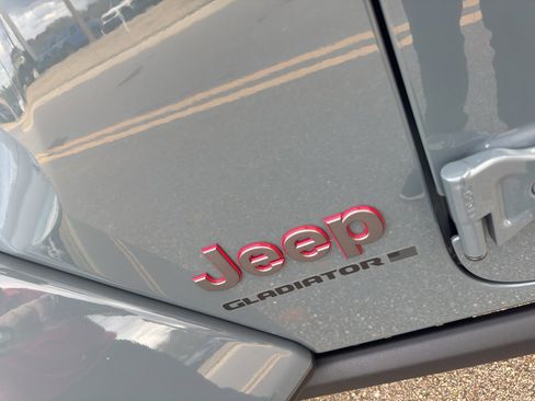 Used 2025 Jeep Gladiator Rubicon image 15