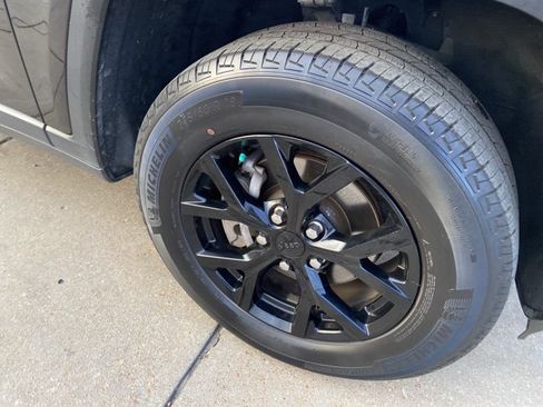 Used 2024 Jeep Grand Cherokee Altitude RWD image 33
