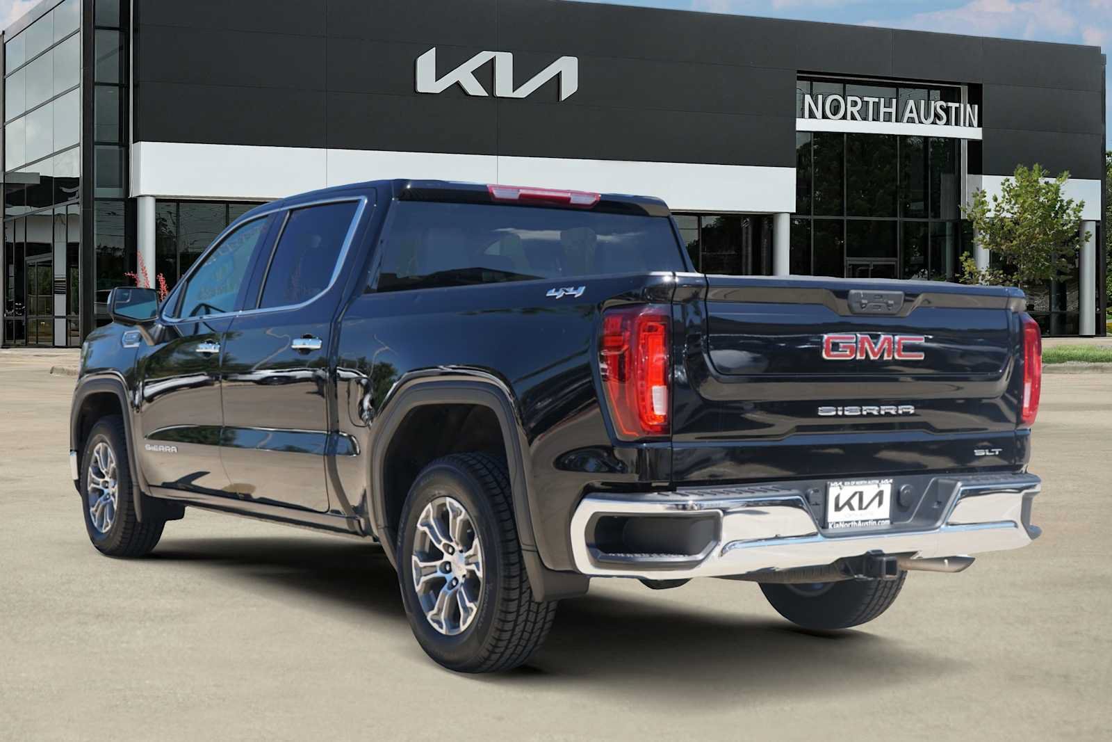 Used 2025 GMC Sierra 1500 SLT AWD/4WD image 4