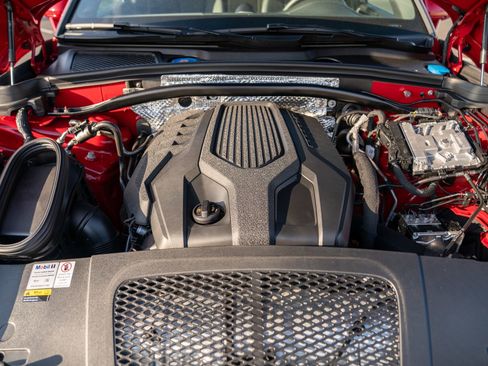 Certified 2022 Porsche Macan AWD/4WD image 29