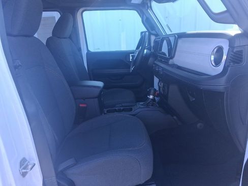 Used 2025 Jeep Wrangler Sahara image 13