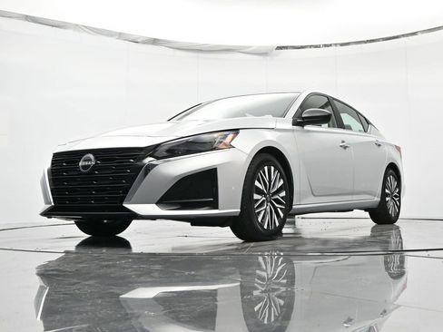 Used 2024 Nissan Altima 2.5 SV image 37