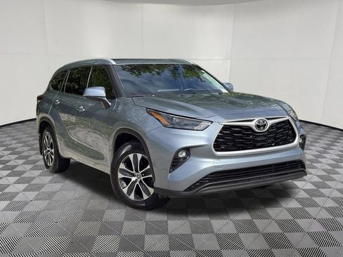 Used 2022 Toyota Highlander XLE AWD/4WD image 4