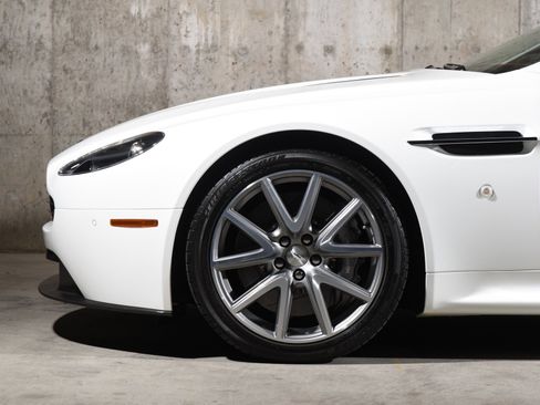 Used 2013 Aston Martin V8 Vantage Coupe image 18