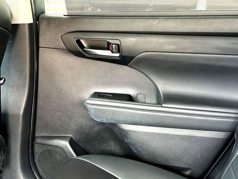 Used 2022 Toyota Highlander XLE FWD image 22