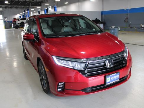 Used 2023 Honda Odyssey Elite image 3