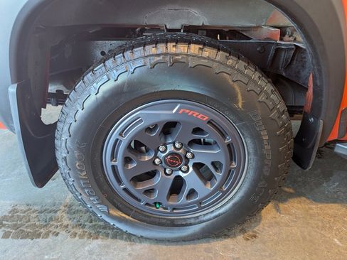 Used 2025 Nissan Frontier PRO-4X w/ Pro Convenience Package image 8