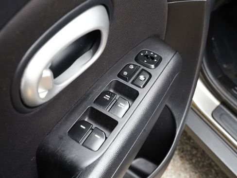 Used 2016 Kia Soul + FWD image 11