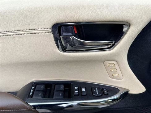 Used 2013 Toyota Avalon Limited w/ Technology Pkg FWD image 29
