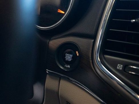 Used 2017 Jeep Grand Cherokee Overland image 32