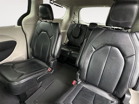 Used 2022 Chrysler Pacifica Touring-L image 13