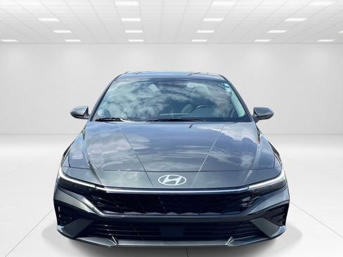 Certified 2025 Hyundai Elantra Limited w/ Cargo Package FWD image 2