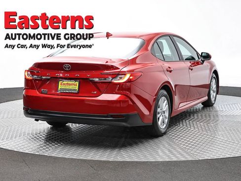 Used 2025 Toyota Camry SE FWD image 5