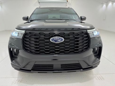 Used 2025 Ford Explorer ST-Line w/ ST-Line Street Pack image 2