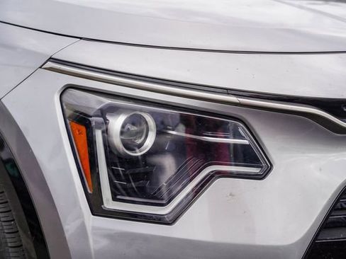 Used 2023 Kia Niro EX Touring image 3