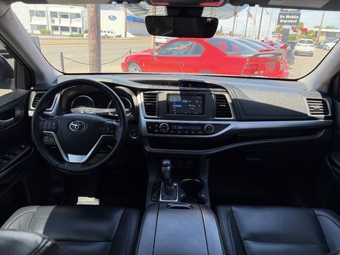 Used 2019 Toyota Highlander XLE AWD/4WD image 33
