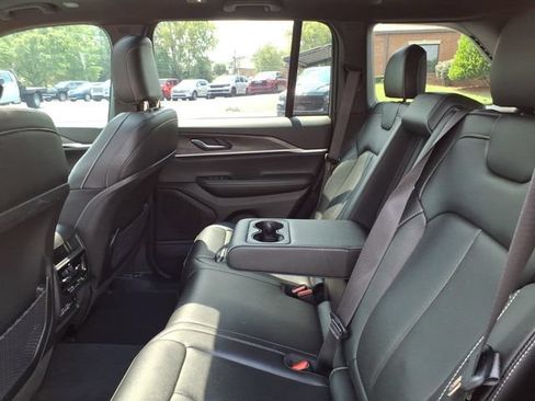 Used 2024 Jeep Grand Cherokee Limited w/ Black Appearance Package AWD/4WD image 6
