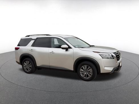 Used 2025 Nissan Pathfinder SV image 2