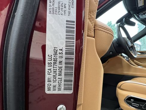 Used 2024 Jeep Grand Cherokee L Summit AWD/4WD image 37