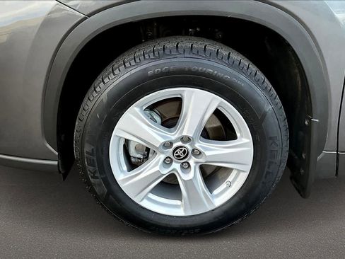 Used 2024 Toyota Highlander LE AWD/4WD image 8