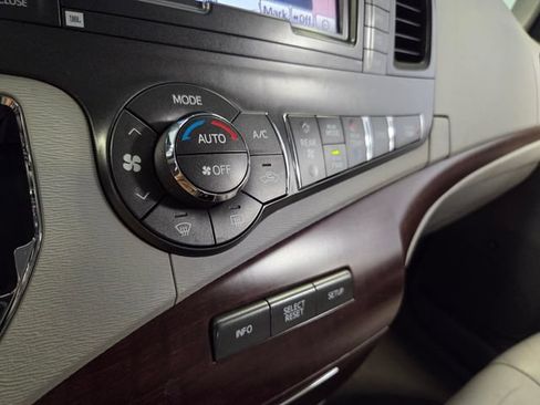Used 2013 Toyota Sienna XLE w/ Premium Pkg FWD image 23