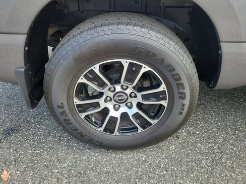 Used 2024 Nissan Titan SV w/ SV Convenience Package image 5