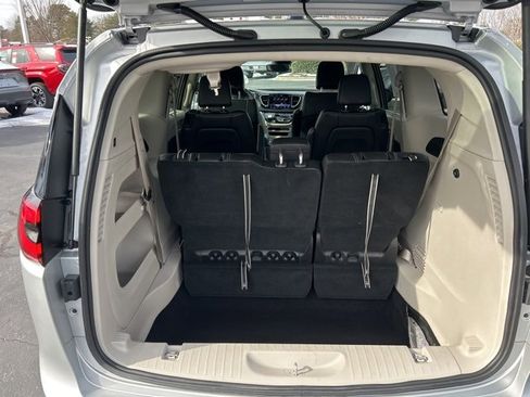 Used 2024 Chrysler Pacifica Touring-L image 8
