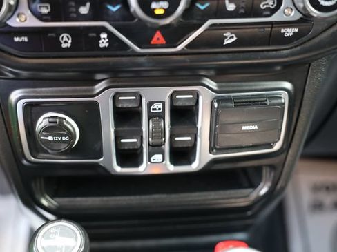Used 2020 Jeep Wrangler Unlimited Sahara AWD/4WD image 28