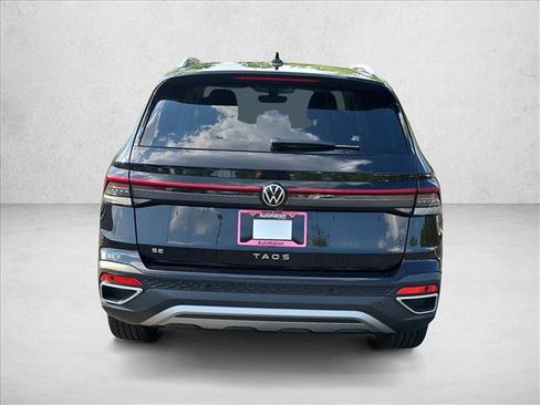 New 2026 Volkswagen Taos SE FWD image 4