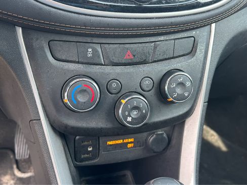 Used 2022 Chevrolet Trax LT w/ LT Convenience Package image 14