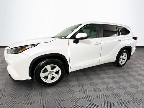 Used 2023 Toyota Highlander L AWD/4WD image 6