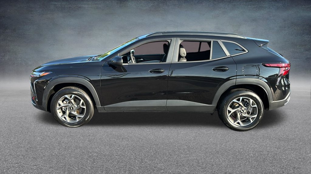 Used 2025 Chevrolet Trax LT FWD image 4