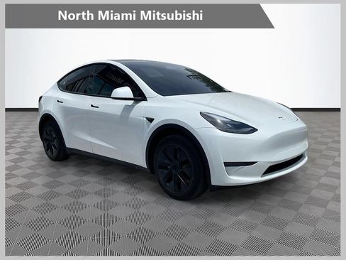 Used 2024 Tesla Model Y Long Range RWD image 1