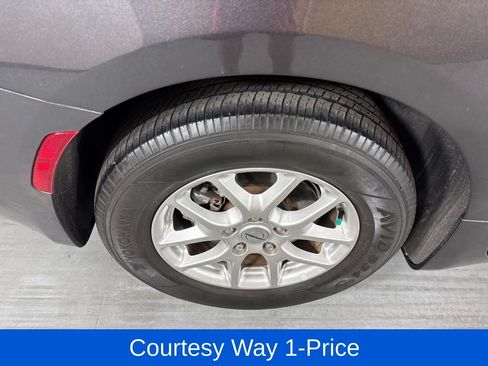 Used 2023 Chrysler Pacifica Touring-L FWD image 13