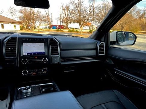 Used 2020 Ford Expedition Limited image 32