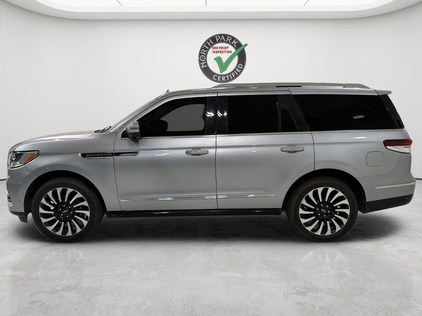 Used 2024 Lincoln Navigator Black Label AWD/4WD image 2