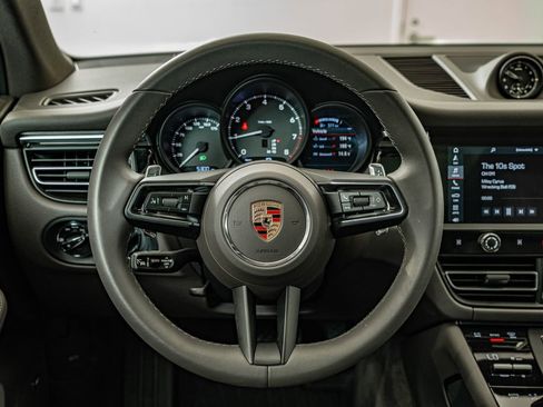 Certified 2025 Porsche Macan AWD/4WD image 36