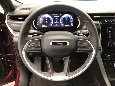 Used 2024 Jeep Grand Cherokee Altitude image 19