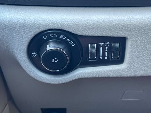 Used 2024 Chrysler Pacifica Touring-L FWD image 38