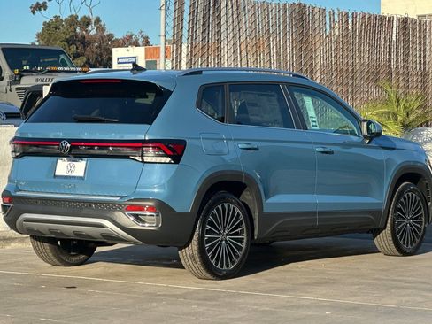 New 2026 Volkswagen Taos SE FWD image 5