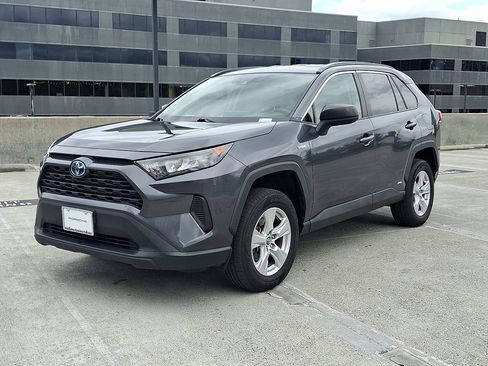 Used 2020 Toyota RAV4 LE image 1